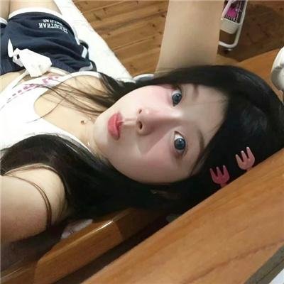 与一位女士合影